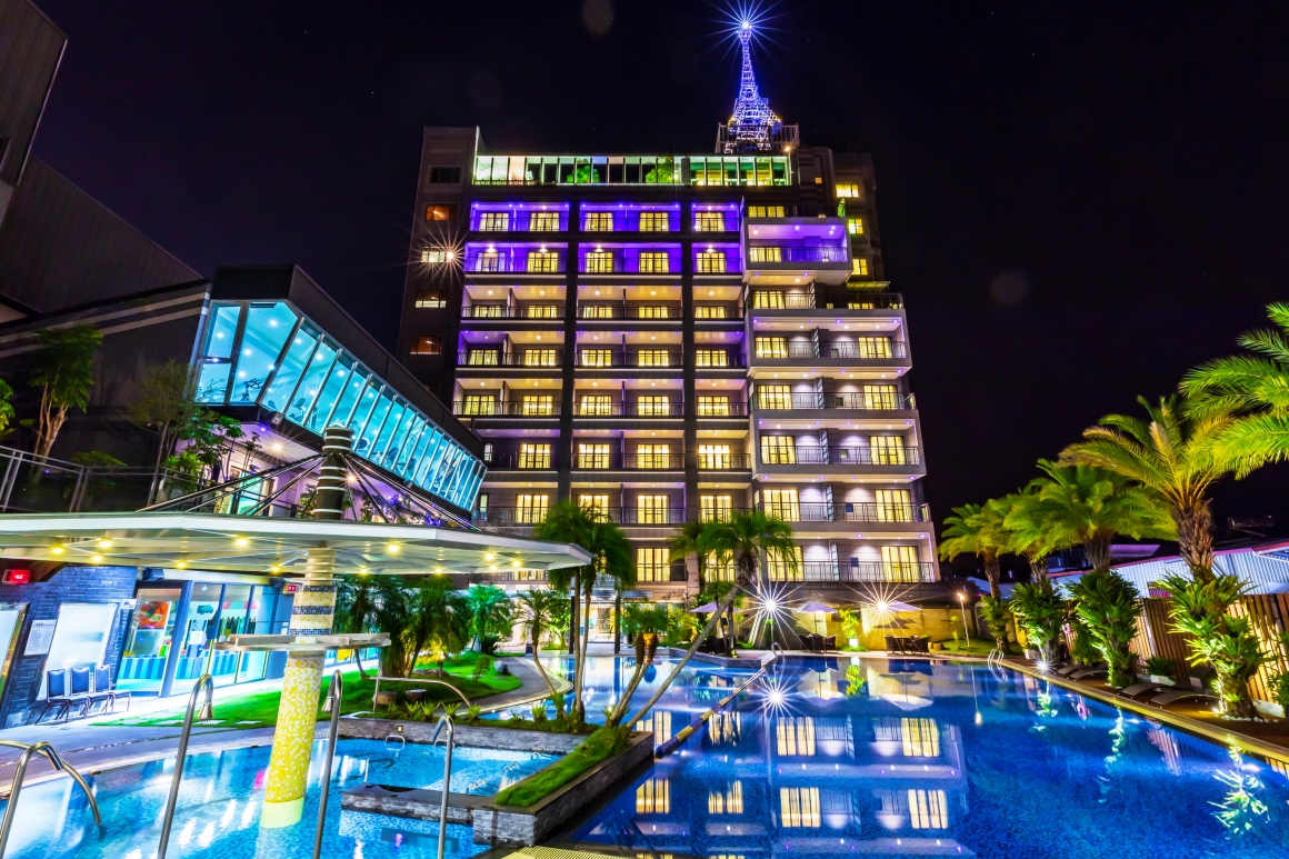 國內訂房首推南投埔里「承萬酒店」，擁有最美星光泳池，每晚只要2,999元起