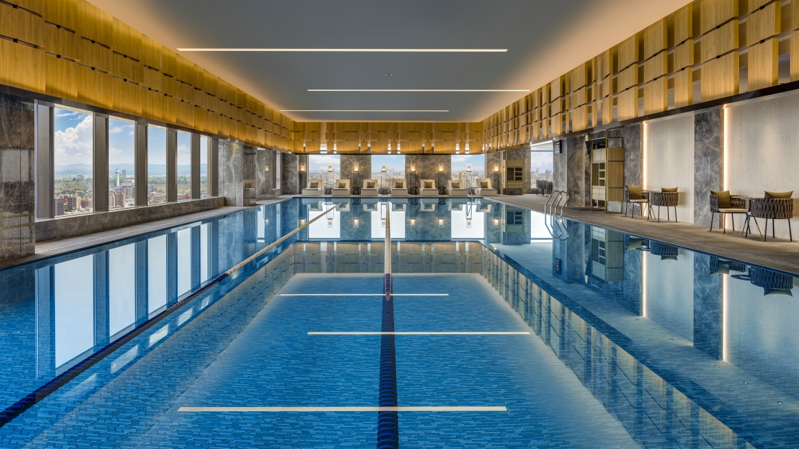 高雄萬豪酒店-住宿期間房客可免費使用寬敞舒適室內恆溫游泳池