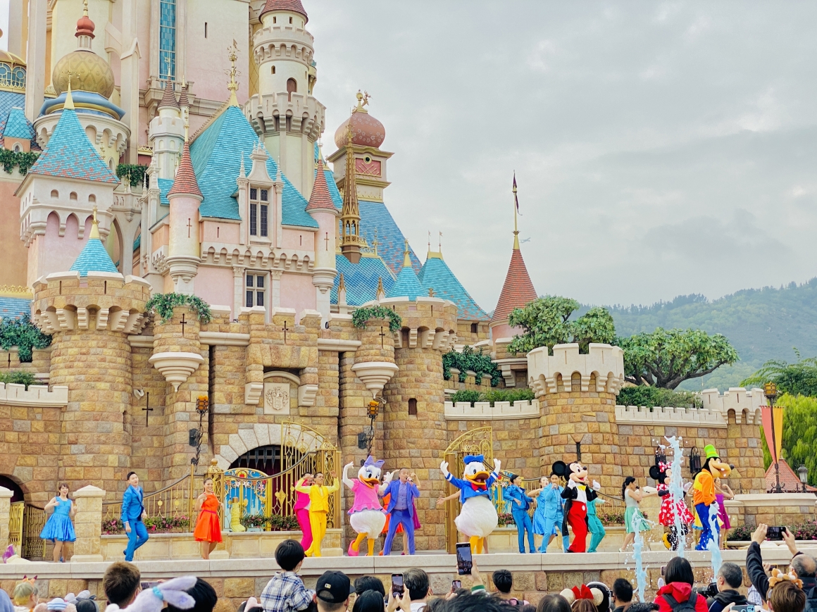 針對熱門旅遊景點票券，可樂旅遊提供香港迪士尼樂園提早入園證。