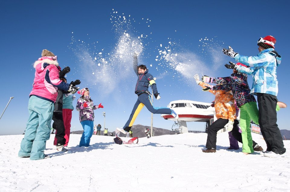 可樂旅遊特推出超優惠「台中出發」韓國全日滑雪體驗５日，2人同行、平均每人免萬元。_