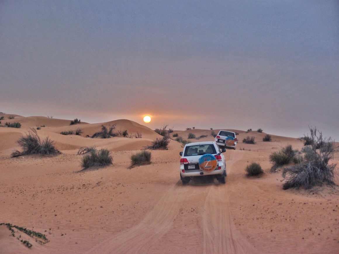 一面於無垠沙漠奔馳衝沙，一面欣賞壯觀落日奇景，是杜拜最獨特、刺激的體驗，不容錯過。（圖／旅天下）